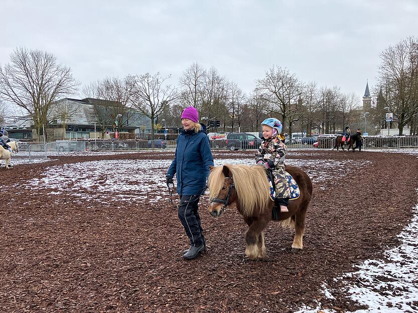 Mit ihren Eltern ist die kleine Sophie aus Mannheim auf den Öhringer Pferdemarkt gekommen. Sie hat Spaß beim Ponyreiten.