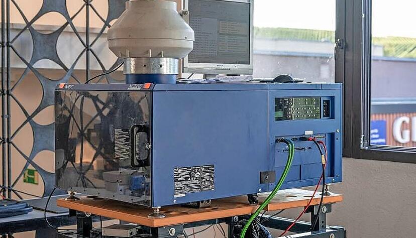 Eines der Herzstücke, um Freiluftkino überhaupt möglich zu machen: der Projektor.