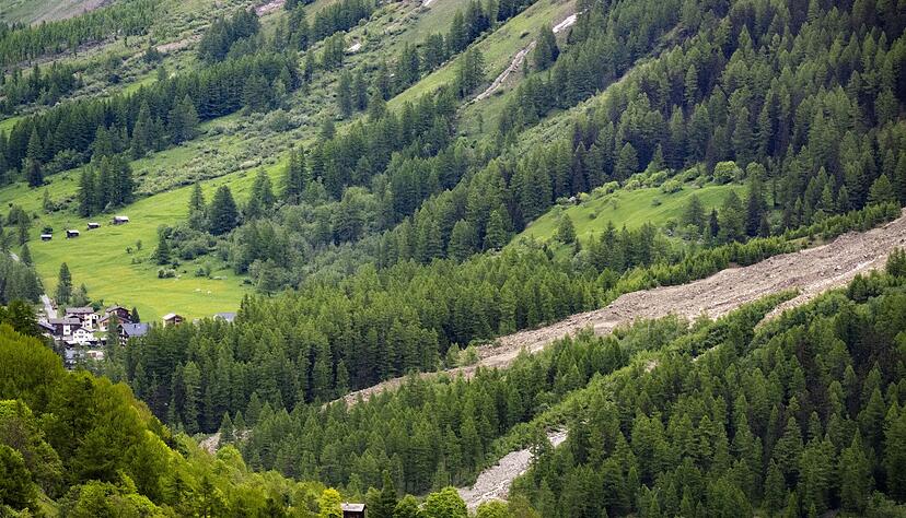 Wegen der Gefahrenlage war das Dorf Blatten in der Ferienregion Lötschental bereits am 22. Mai kurzfristig ganz geräumt worden. Wegen der Gefahrenlage war das Dorf Blatten in der Ferienregion Lötschental bereits am 22. Mai kurzfristig ganz geräumt worden.