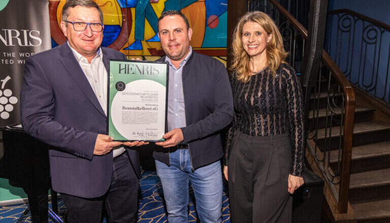 Martin Kurrle (links) und Thomas Wahler von der Remstalkellerei wurden von Henris-Verlagschefin Hanna Fink-Eder mit dem Titel "Genossenschaftlicher Neueinsteiger des Jahres" ausgezeichnet.