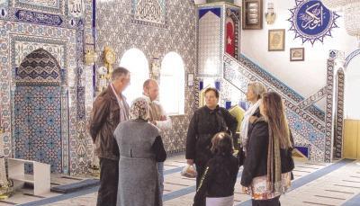 Wie in jedem islamischen Gotteshaus findet man in der Aksemseddin-Moschee eine Gebetsnische (links) und eine Kanzel f&uuml;r die Predigt (hinten rechts).Foto: Gutbrod