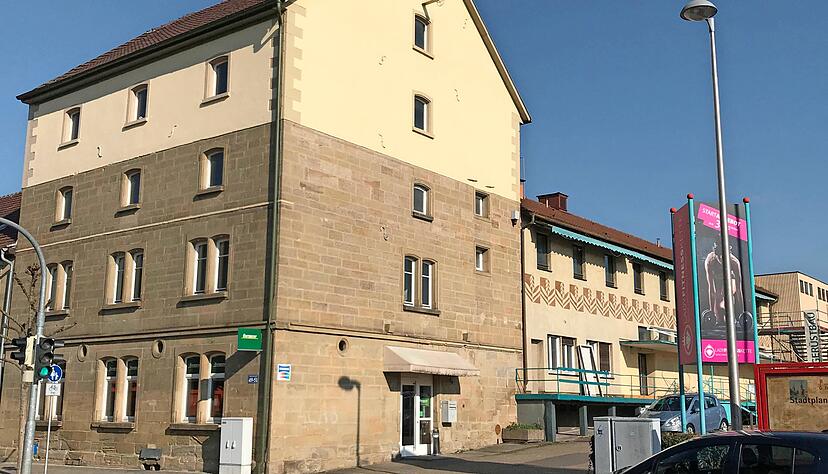 Das Plakat (rechts) deutet auf die künftige Nutzung des Eckstein-Gebäudes in der Karlsvorstadt hin. Für Mitte des Monats ist die Eröffnung anvisiert.
Foto: Yvonne Tscherwitschke