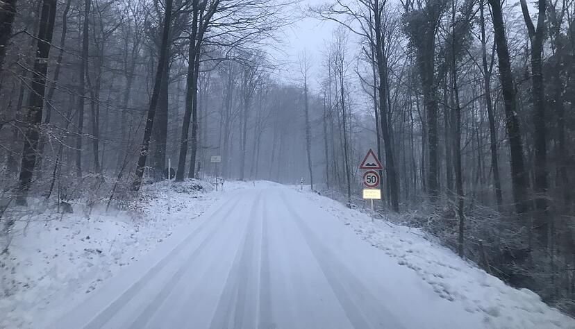 Tief verschneit zeigt sich die Landschaft zwischen W&uuml;stenrot und Vorderb&uuml;chelberg