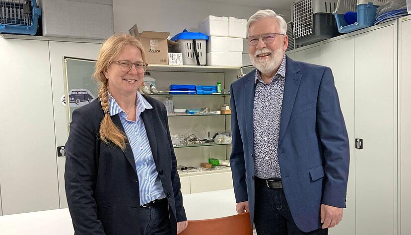 Dr. Stephanie Beker-Hess ist neue Leiterin des Veterinäramts im Landkreis Heilbronn. Ihr Vorgänger Dr. Martin König ist in den Ruhestand gewechselt. Dr. Stephanie Beker-Hess ist neue Leiterin des Veterinäramts im Landkreis Heilbronn. Ihr Vorgänger Dr. Martin König ist in den Ruhestand gewechselt.