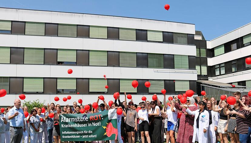 Rund 80 Beschäftigte ließen am Dienstagmittag vor dem Hohenloher Krankenhaus aus roten Ballons die Luft raus − ein symbolischer Akt des Protests.