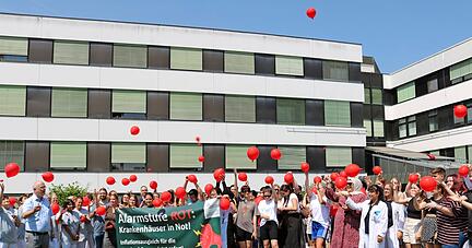 Rund 80 Beschäftigte ließen am Dienstagmittag vor dem Hohenloher Krankenhaus aus roten Ballons die Luft raus − ein symbolischer Akt des Protests.
Foto: Reichert Rund 80 Beschäftigte ließen am Dienstagmittag vor dem Hohenloher Krankenhaus aus roten Ballons die Luft raus − ein symbolischer Akt des Protests.
Foto: Reichert