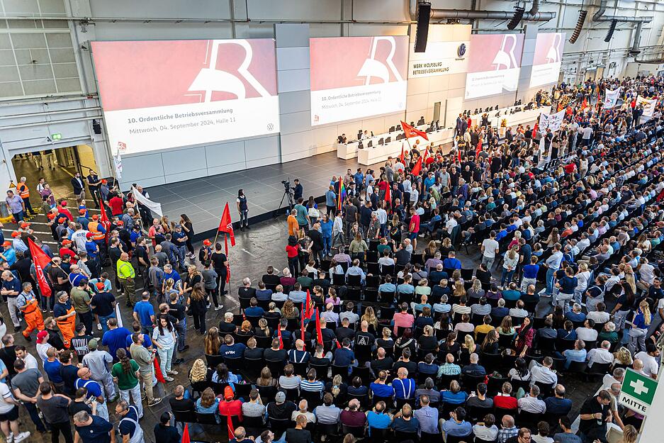 VW-Beschäftigte protestieren bei Betriebsversammlung