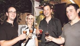 Michael Lutz, Franziska Frank, Fabian Schnabel und Alexander Steiner (von links) genie&szlig;en die Atmosph&auml;re in der Schozachtalgemeinde. Foto: Ute Kn&ouml;dler