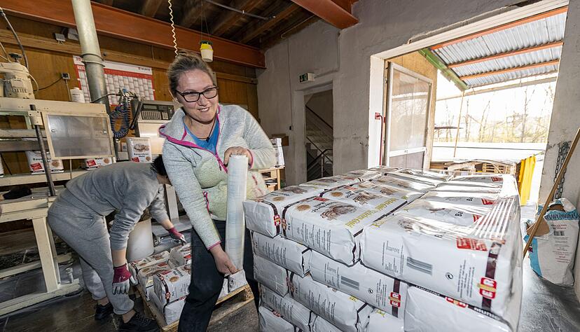 In der Rahmer M&uuml;hle in Heilbronn-Horkheim l&auml;uft die Mehlproduktion derzeit wegen Corona auf Hochtouren. Mitarbeiter bereiten Paletten vollgepackt mit Mehlpaketen f&uuml;r den Transport vor. Drei bis vier Lkw verlassen t&auml;glich das Gel&auml;nde.
Foto: Mario Berger