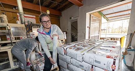 In der Rahmer M&uuml;hle in Heilbronn-Horkheim l&auml;uft die Mehlproduktion derzeit wegen Corona auf Hochtouren. Mitarbeiter bereiten Paletten vollgepackt mit Mehlpaketen f&uuml;r den Transport vor. Drei bis vier Lkw verlassen t&auml;glich das Gel&auml;nde.
Foto: Mario Berger