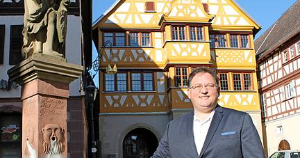 Sebastian Müller aus Mainhardt will Bürgermeister werden: Bei seinen Vorträgen für die Gruppe "Königreich Deutschland" hätten ihn Neudenauer angesprochen und zur Bewerbung aufgefordert, berichtet der 42-Jährige.
Foto: Simon Gajer Sebastian Müller aus Mainhardt will Bürgermeister werden: Bei seinen Vorträgen für die Gruppe "Königreich Deutschland" hätten ihn Neudenauer angesprochen und zur Bewerbung aufgefordert, berichtet der 42-Jährige.
Foto: Simon Gajer