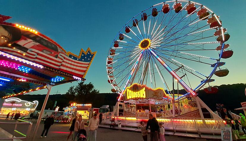 Magische Lichter-Stimmung herrschte in der Dämmerung am Donnerstagabend im Vergnügungspark.