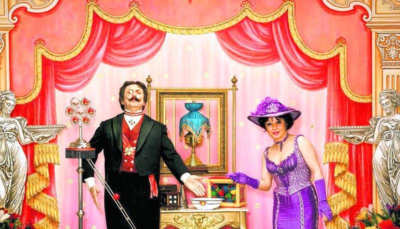 Bellachini XIII. und Assistentin Ute: Das Bühnenfoto zur Nostalgieshow beim Weltkongress 1982 in Lausanne. Damals gab"s den Titel Magier des Jahres.
Foto: privat