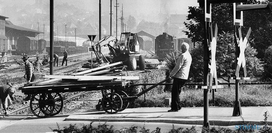 1965 wird der Bahnübergang in der Charlottenstraße beim Südbahnhof umgebaut.