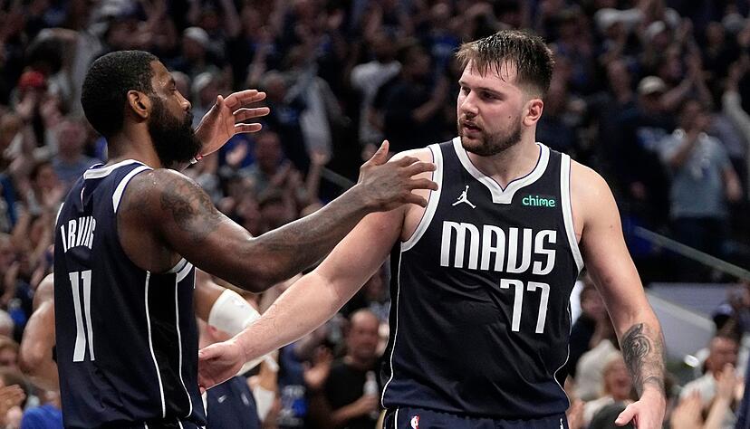 Die beiden Stars Kyrie Irving (l) und Luka Doncic erzielten jeweils 22 Punkte.