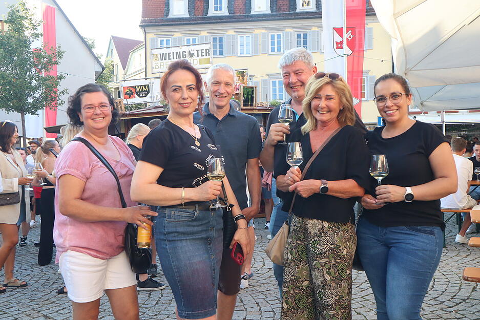 Am zweiten Tag des Hohenloher Weindorfs kommen erneut etliche Besucher nach Öhringen. Am zweiten Tag des Hohenloher Weindorfs kommen erneut etliche Besucher nach Öhringen.