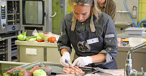 Lorena Sejdijaj arbeitet hochkonzentriert an ihrer Schinkenplatte. Im Raum ist es mucksmäuschenstill, während sich die besten Nachwuchskräfte der Fleischerei-Fachverkäufer miteinander messen.