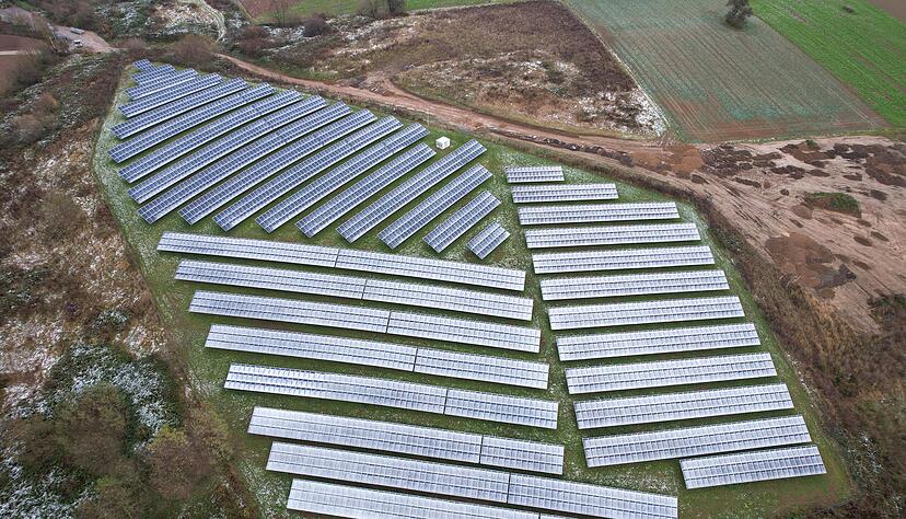 Der Solarpark der ZEAG Energie AG in Neckarwestheim kann mehr als 500 Haushalte komplett mit Strom versorgen und spart auf diesem Wege mehr als 1.000 Tonnen CO2 im Jahr ein. Der Solarpark der ZEAG Energie AG in Neckarwestheim kann mehr als 500 Haushalte komplett mit Strom versorgen und spart auf diesem Wege mehr als 1.000 Tonnen CO2 im Jahr ein.