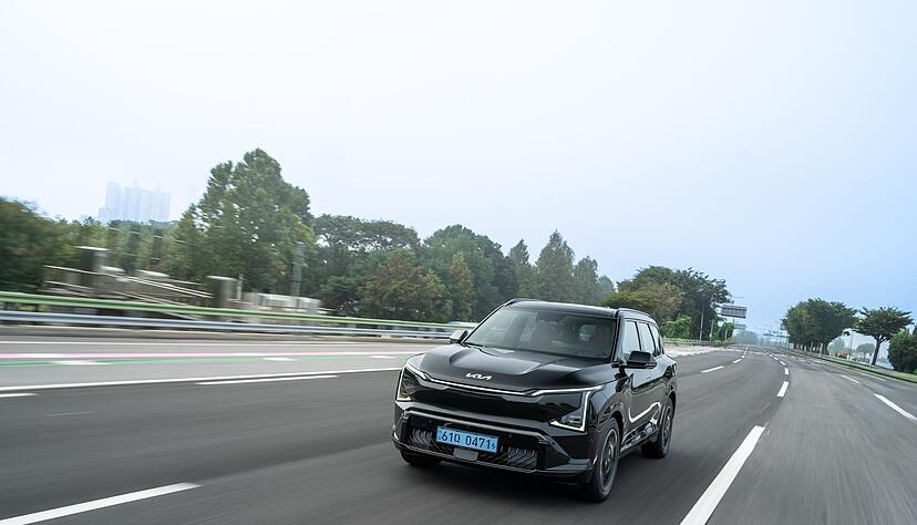 E-Modell-Auswahl: Mit dem EV5 schickt Kia dieses Quartal bereits das dritte Elektroauto ins Rennen. E-Modell-Auswahl: Mit dem EV5 schickt Kia dieses Quartal bereits das dritte Elektroauto ins Rennen.