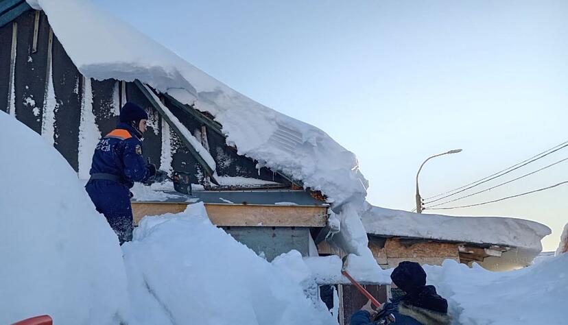 Einsatzkr&auml;fte k&auml;mpfen auf der fern&ouml;stlichen Halbinsel Kamtschatka gegen die Schneemassen.