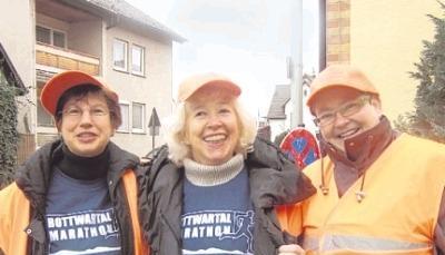 Die Chordamen des TGV als Wegweiser: Annette Böck, Hella Wischmann und Marion Raff (von links).Foto: Barbara Barth
