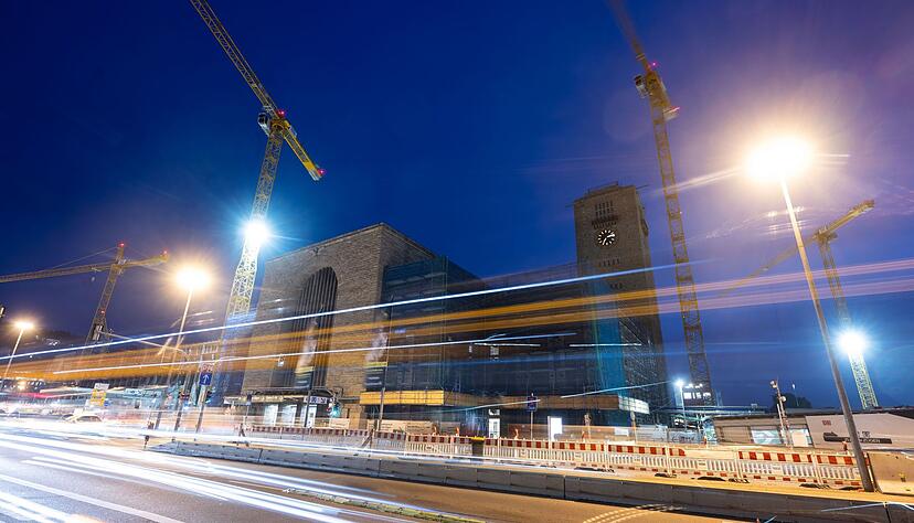 Autos fahren vor dem Hauptbahnhof (Langzeitbelichtung).
