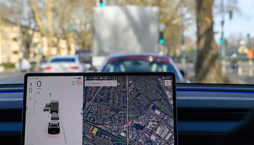 Das Tesla Model Y «Juniper» beobachtet ständig die Verkehrsumgebung. Das Tesla Model Y «Juniper» beobachtet ständig die Verkehrsumgebung.