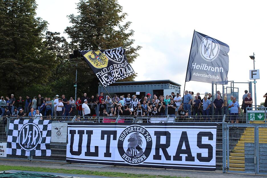 Fans des VfR Heilbronn sind zum Pokalspiel gegen den Regionalligisten SGV Freiberg ins Frankenstadion gekommen. Fans des VfR Heilbronn sind zum Pokalspiel gegen den Regionalligisten SGV Freiberg ins Frankenstadion gekommen.