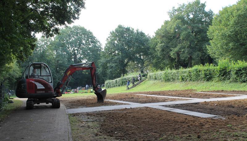 Hinter dem Kriegerdenkmal am unteren Eingang entstehen Urnenerdgräber mit dem Stichweg und den Plattenbändern. Jetzt fehlt noch die Bepflanzung. Hinter dem Kriegerdenkmal am unteren Eingang entstehen Urnenerdgräber mit dem Stichweg und den Plattenbändern. Jetzt fehlt noch die Bepflanzung.