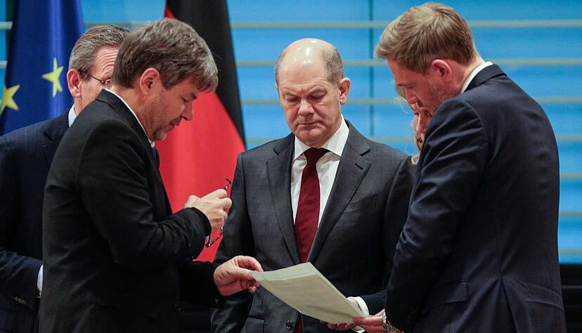 Haben schon kurz nach Amtsantritt viele Baustellen zu bearbeiten: Bundeskanzler Olaf Scholz (Mitte), Wirtschaftsminister Robert Habeck (links) und Finanzminister Christian Lindner (rechts). 
Foto: dpa