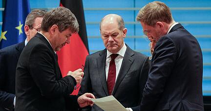 Haben schon kurz nach Amtsantritt viele Baustellen zu bearbeiten: Bundeskanzler Olaf Scholz (Mitte), Wirtschaftsminister Robert Habeck (links) und Finanzminister Christian Lindner (rechts). 
Foto: dpa Haben schon kurz nach Amtsantritt viele Baustellen zu bearbeiten: Bundeskanzler Olaf Scholz (Mitte), Wirtschaftsminister Robert Habeck (links) und Finanzminister Christian Lindner (rechts). 
Foto: dpa