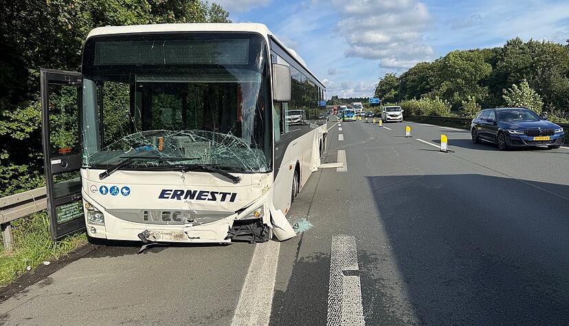 Der Ernesti-Bus wurde bei der Verfolgungsfahrt erheblich besch&auml;digt.
