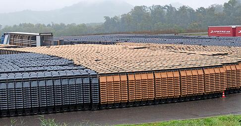 Auf der Deponie Vogelsang am Wartberg stehen die neuen Restmüllbehälter und Biotonnen mit elektronischen Chip bereit. Auf der Deponie Vogelsang am Wartberg stehen die neuen Restmüllbehälter und Biotonnen mit elektronischen Chip bereit.