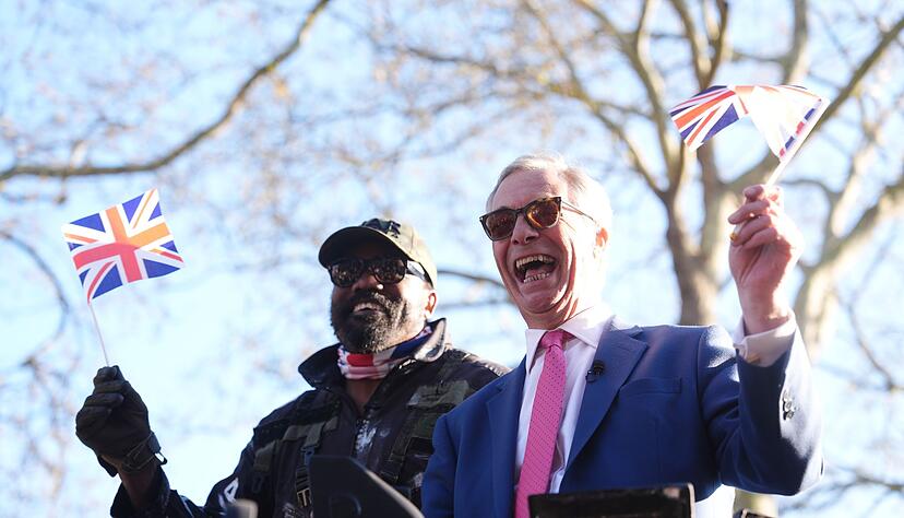 Mit F&auml;hnchen auf dem Panzer: Boxer Derek Chisora (l) und Politiker Nigel Farage.