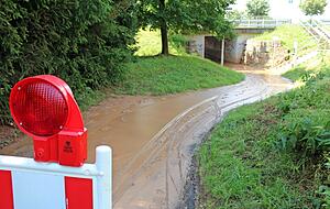 In Untergruppenbach spülte das Wasser viel Schlamm auf manchen Weg, etwa in die Unterführung unter der L 1111.