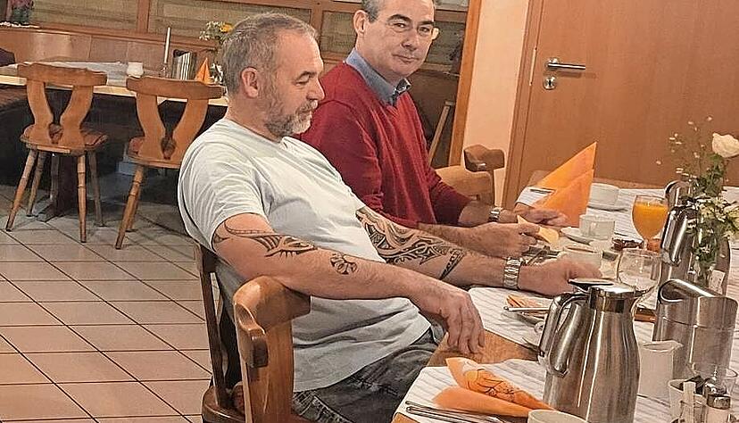 Geschäftsreisende sind zu Gast in der „Linde“ und genießen dort die erste Tasse Kaffee des Tages. Geschäftsreisende sind zu Gast in der „Linde“ und genießen dort die erste Tasse Kaffee des Tages.
