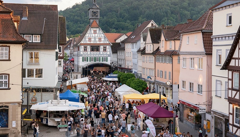 Beim Stadtfest füllt sich die Hauptstraße in der Künzelsauer Innenstadt wieder mit tausenden Besuchern. Beim Stadtfest füllt sich die Hauptstraße in der Künzelsauer Innenstadt wieder mit tausenden Besuchern.
