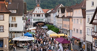 Beim Stadtfest füllt sich die Hauptstraße in der Künzelsauer Innenstadt wieder mit tausenden Besuchern.