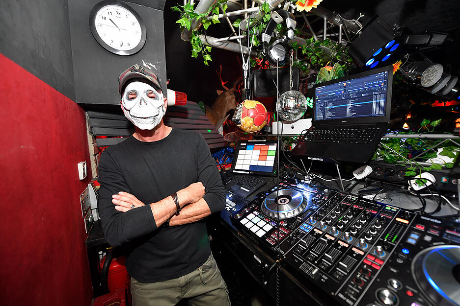 Der DJ nimmt die Sache offensichtlich todernst...