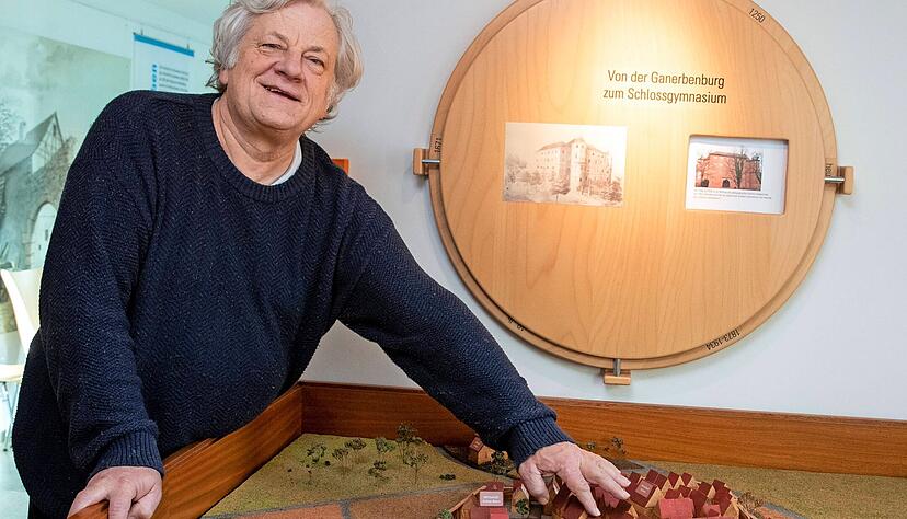 Geschichte zum Anfassen: Archivar und Museumsleiter Stefan Kraut an einem historischen Modell von K&uuml;nzelsau.