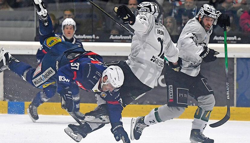 Wie hart Derbys gef&uuml;hrt werden, musste Falken-R&uuml;ckkehrer Frederik Cabana (von links) am eigenen Leib sp&uuml;ren, als er von Bietigheims Pawel Dronia gecheckt wurde.
Fotos Mario Berger