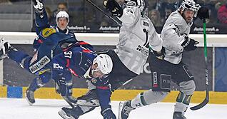 Wie hart Derbys gef&uuml;hrt werden, musste Falken-R&uuml;ckkehrer Frederik Cabana (von links) am eigenen Leib sp&uuml;ren, als er von Bietigheims Pawel Dronia gecheckt wurde.
Fotos Mario Berger