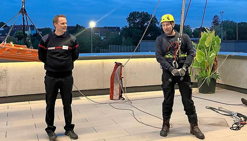 Müssen Personen aus einem mehrstöckigen Haus geborgen werden, weil das Treppenhaus für eine Krankentrage zu eng ist, hilft die Feuerwehr. Es gibt Spezialisten für das Bergen aus Höhen und Tiefen.