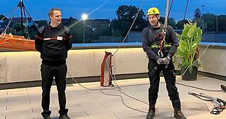 Müssen Personen aus einem mehrstöckigen Haus geborgen werden, weil das Treppenhaus für eine Krankentrage zu eng ist, hilft die Feuerwehr. Es gibt Spezialisten für das Bergen aus Höhen und Tiefen.