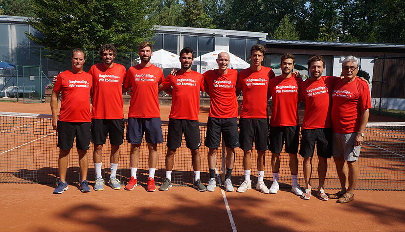Von links: Heiko Ortwein (Mannschaftskapit&auml;n), Guillaume 
Rufin, Elmar Ejupovic, Fabien Reboul, Aaron Ehinger, Nils Brinkmann, 
Thorsten Bertsch, Bogdan Djurdjevic, Wilfried Aberle (Vorsitzender des 
F&ouml;rdervereins). Foto: Privat