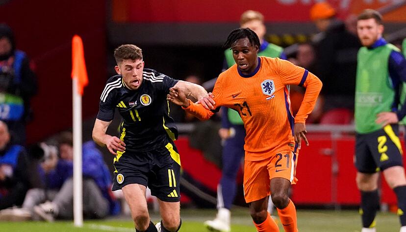 Jeremie Frimpong (r) stand in der Startelf der Niederländer gegen Schottland. Jeremie Frimpong (r) stand in der Startelf der Niederländer gegen Schottland.