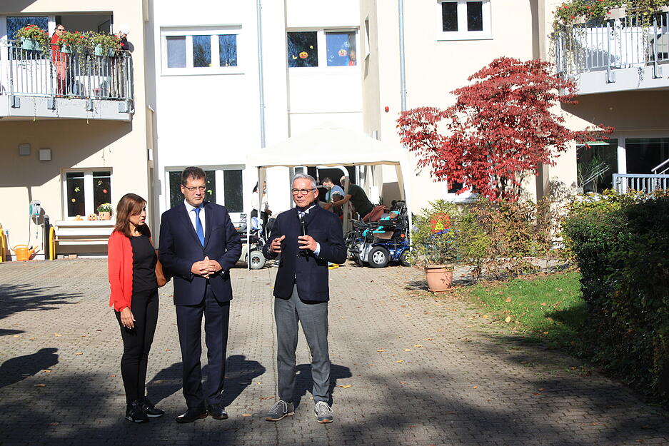 Auch Ministerpräsident Thomas Strobl (rechts) ist in Schwarzach vor Ort.