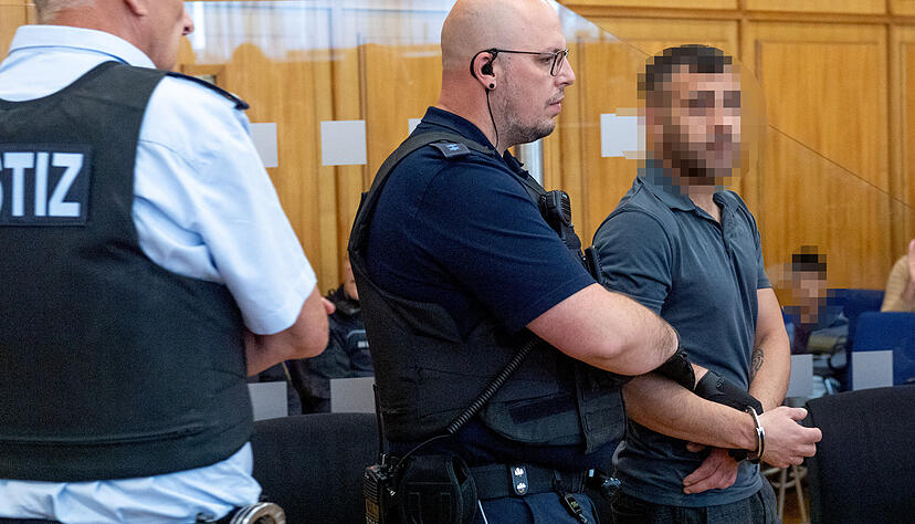 Weil sie ihren Schwager mit Messer und Schlüssel angegriffen haben sollen, müssen sich zwei Brüder vor dem Landgericht verantworten.