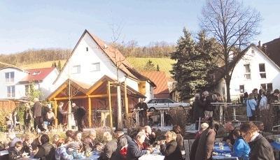 Bei der Dorfplatzeinweihung überzeugten sich die Besucher von der gelungenen Gestaltung des Areals.Foto: Karin Freudenberger Bei der Dorfplatzeinweihung überzeugten sich die Besucher von der gelungenen Gestaltung des Areals.Foto: Karin Freudenberger
