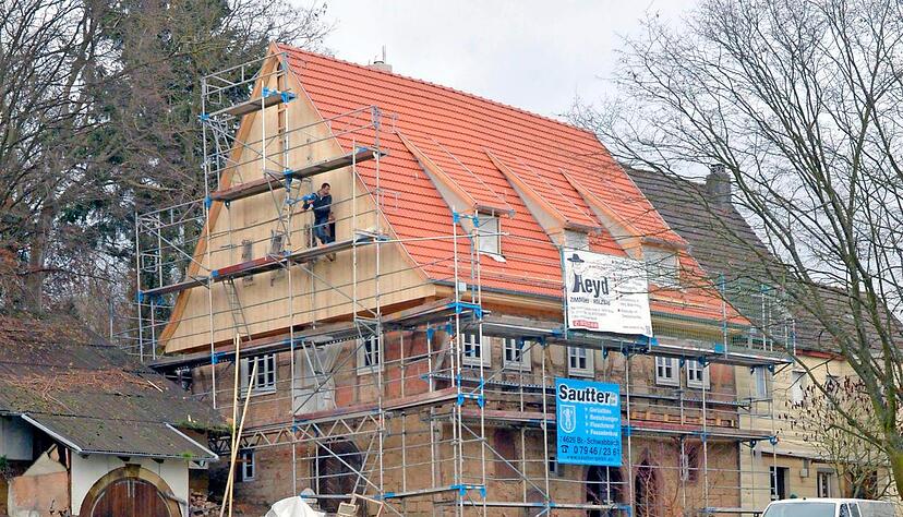 Derzeit wird der Giebel mit Holz verschalt. Rechts im Bild das zweite Haus des Spatzenhofs, in dem Familie Vettermann zurzeit wohnt.